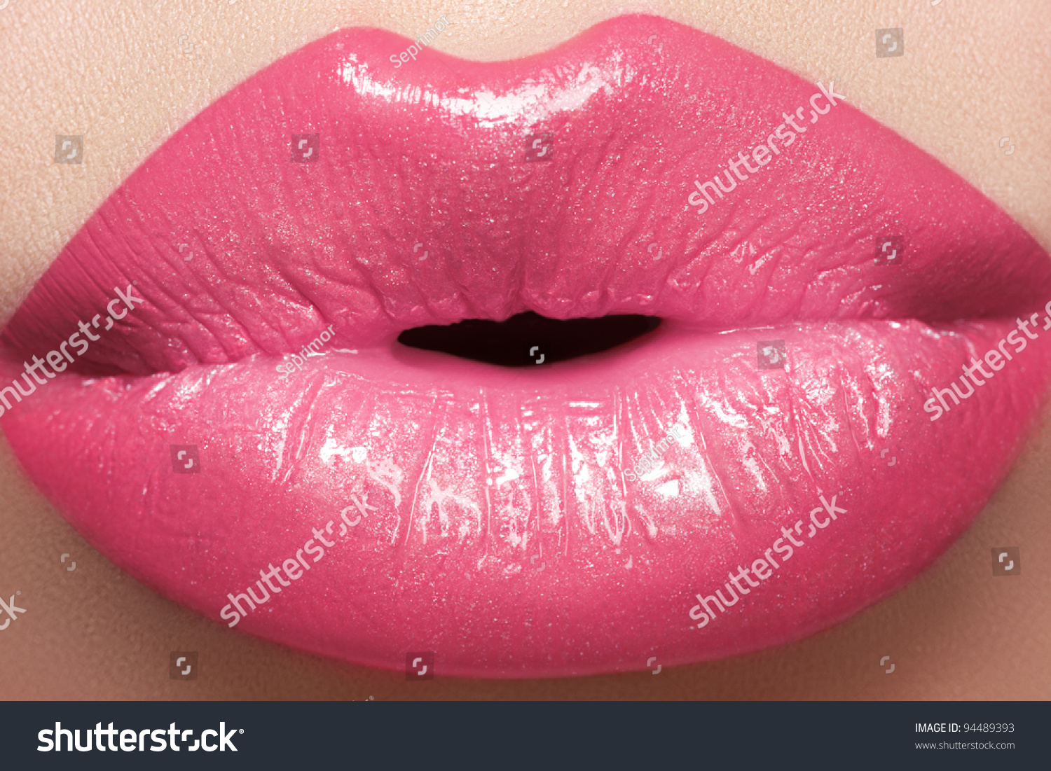 甘いキス セクシーなピンクの濡れた唇のメイク 美しい唇の接写 の写真素材 今すぐ編集