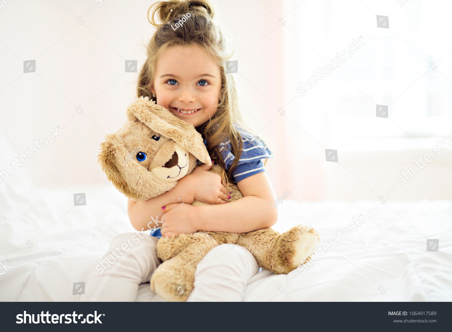 15,347 Girl hugging teddy bear Images, Stock Photos & Vectors ...