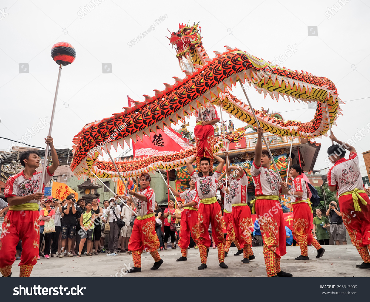 tamsuitaiwan june 21 the dragon dance show stock photo royalty free