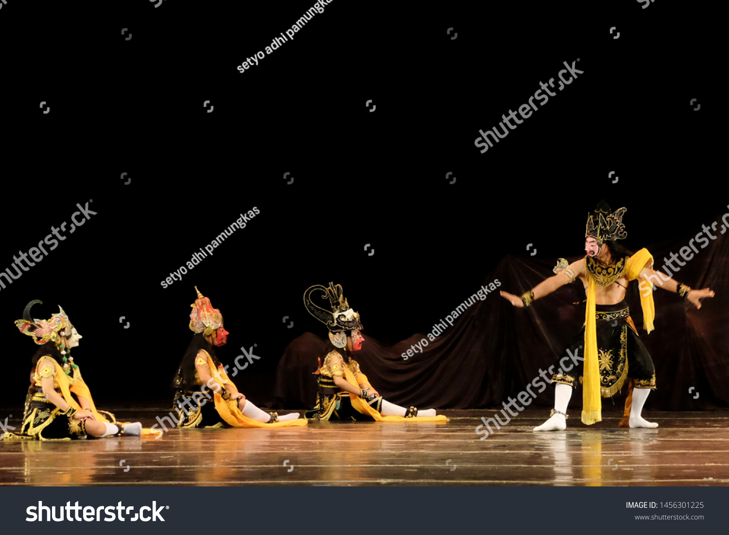 Tari Topeng Panji Panji Traditional Dance Foto De Stock 1456301225