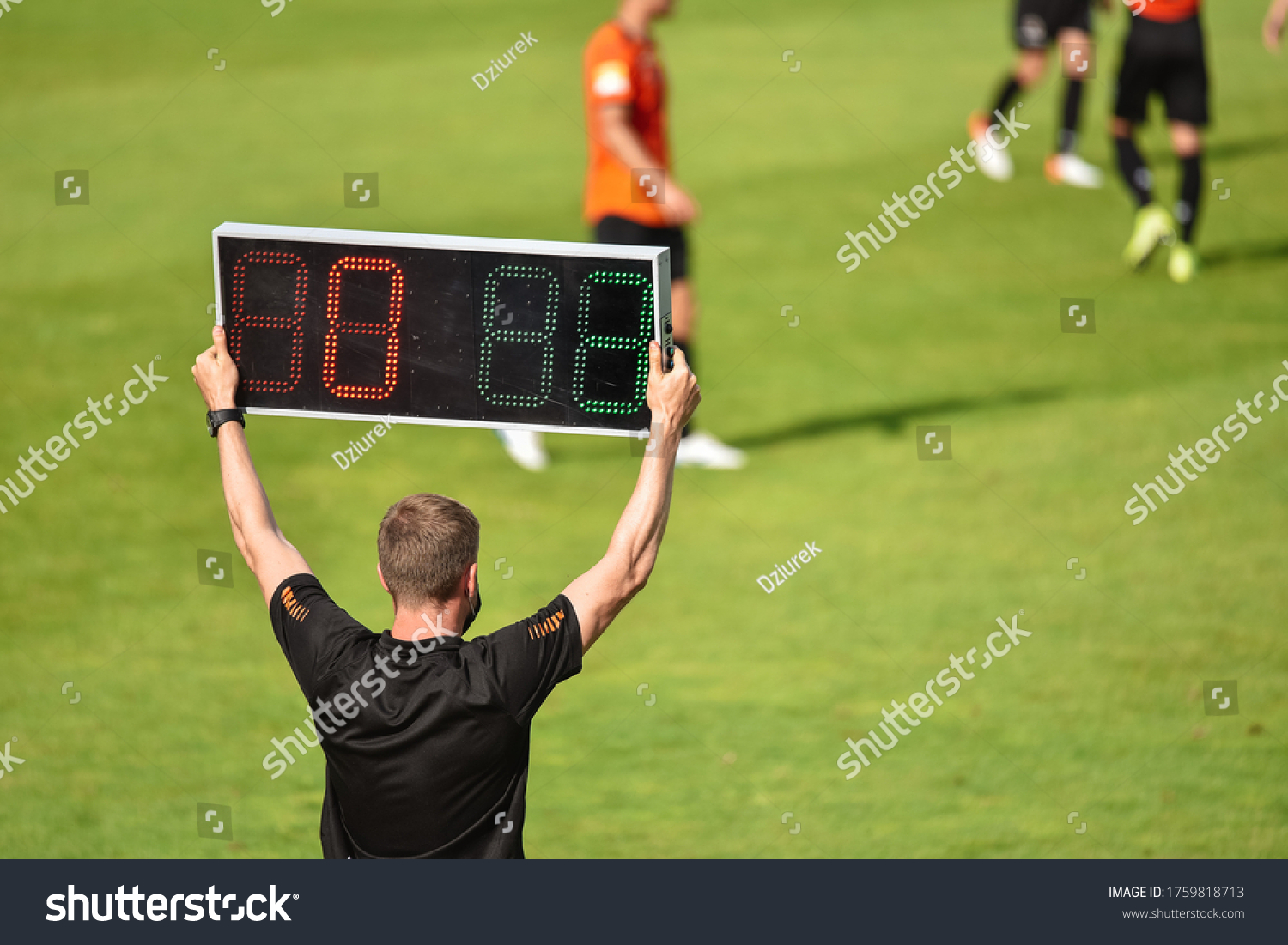 審判はサッカーの試合中に選手の交代を知らせる番号表示を示す写真素材 Shutterstock