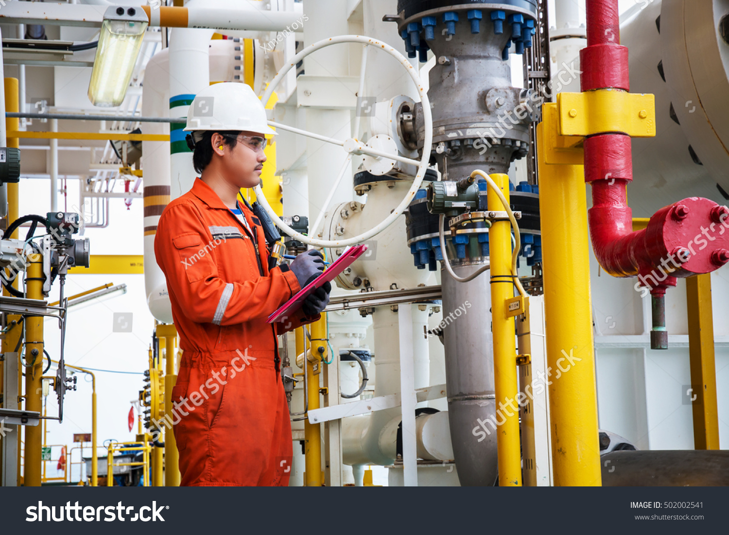 T cnico T cnico Em Refinaria De Petr leo Foto Stock 502002541 t-cnico-t-cnico-em-refinaria-de-petr-leo-foto-stock-502002541