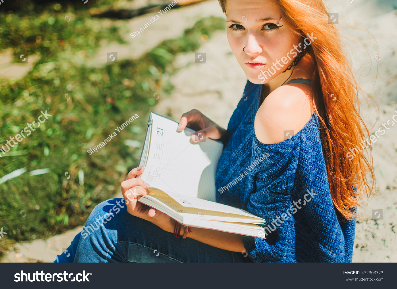 Teen Girl On Seashore Reading Book Stock Photo 472303723 ...