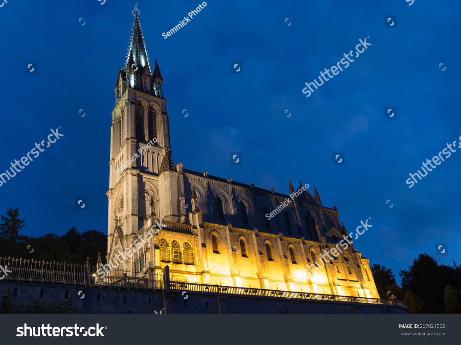 The Basilica Of Our Lady Of The Immaculate Conception In Lourdes At ...