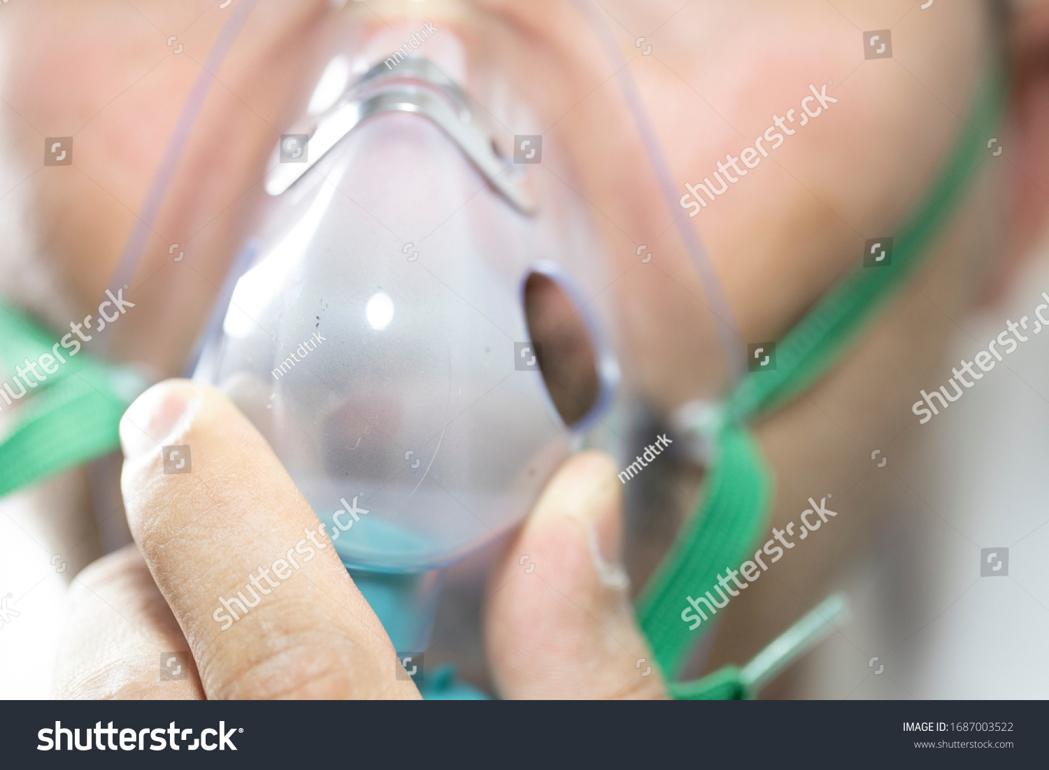 髭を生やした男は顔に酸素マスクをつけている 接写 患者は呼吸が悪い の写真素材 今すぐ編集