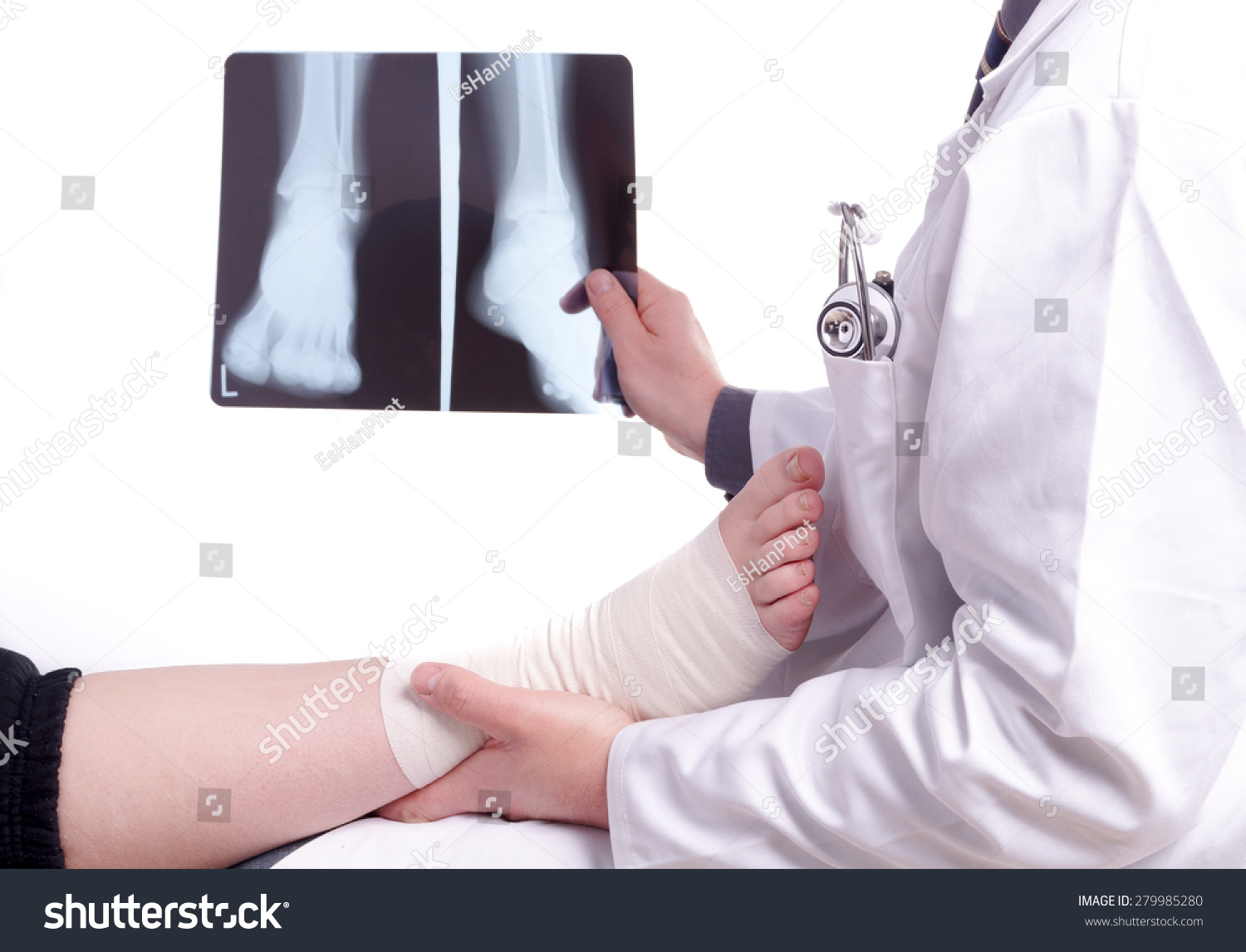 Doctor Examines Xray Picture While Patients: Ảnh Có Sẵn (chỉnh Sửa Ngay ...