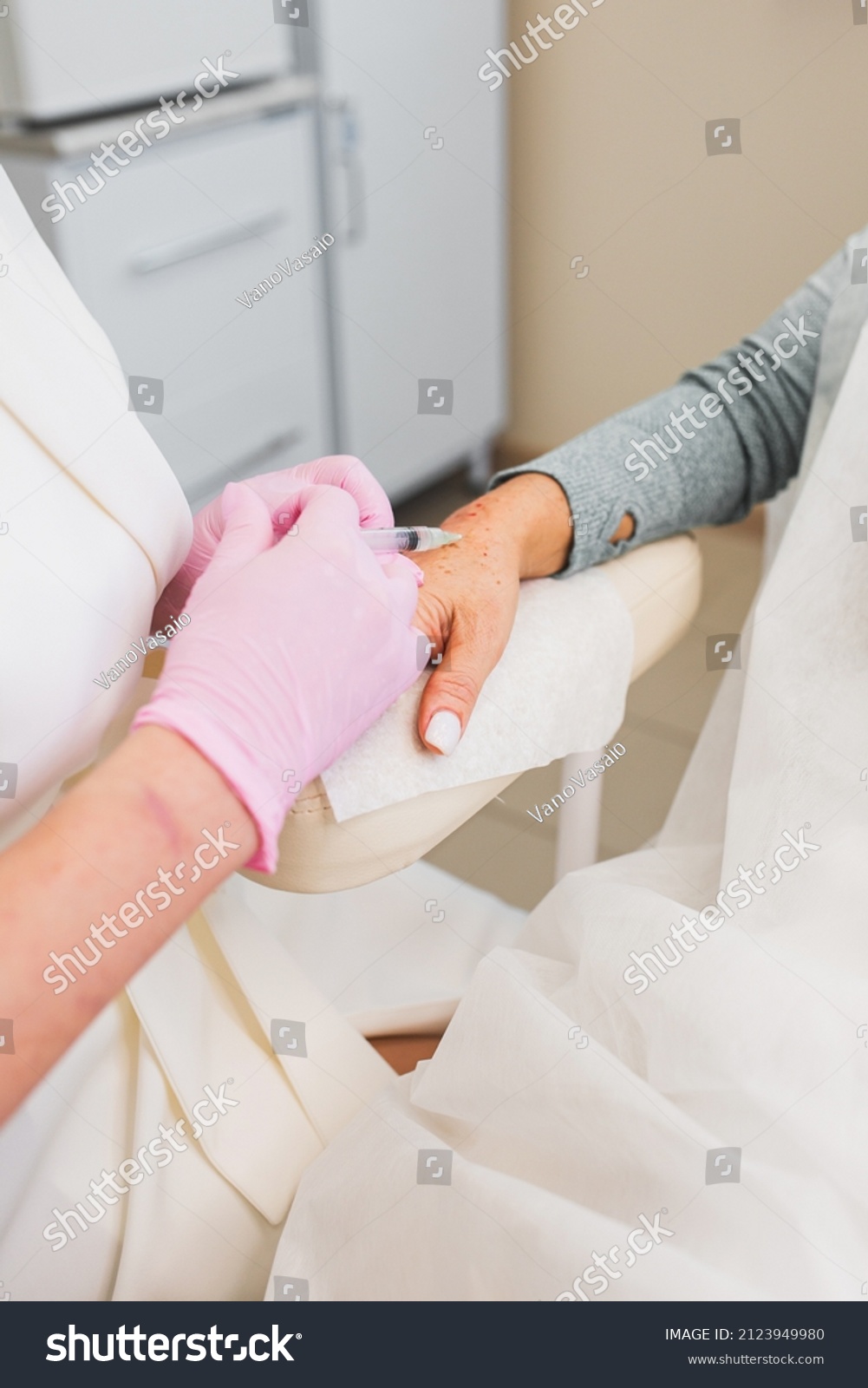 Doctor Makes Injection Botox Filler Into Stock Photo 2123949980 ...