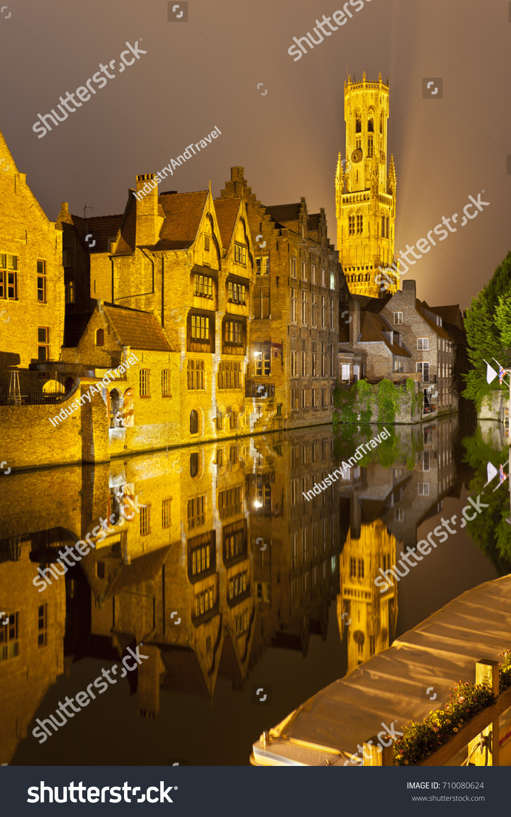 Famous Rozenhoedkaai Bruges Vertical Shot Misty Foto De Stock 710080624