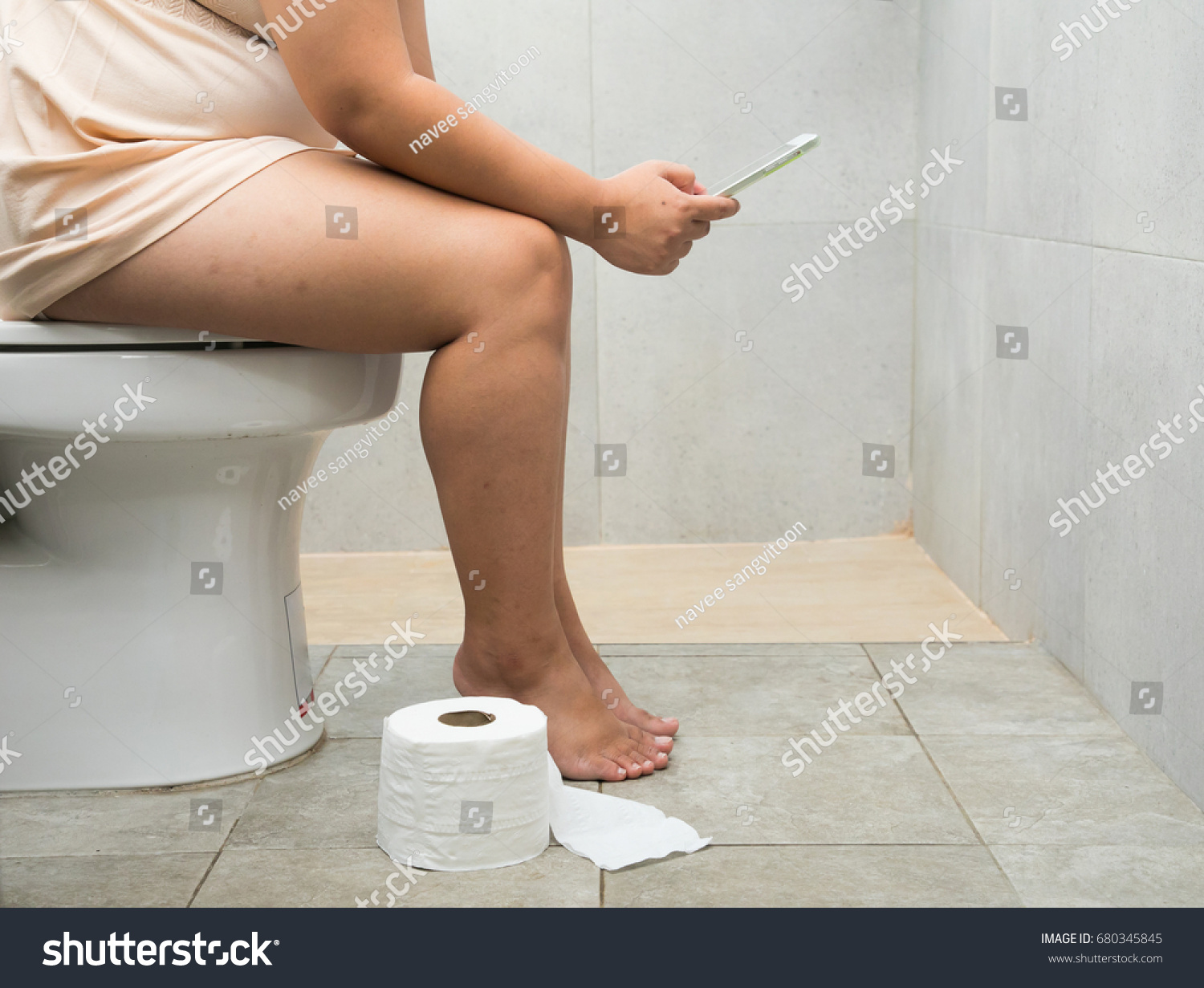 Mature fat women on the toilet