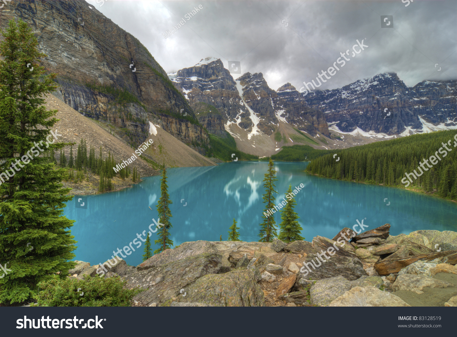 The Incredible Turquoise Blue Water Of Moraine Lake In Banff National ...