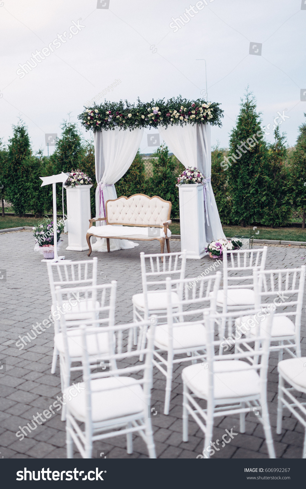 Luxury Archway Sofa Wedding Ceremony Stock Photo (Edit Now) 606992267