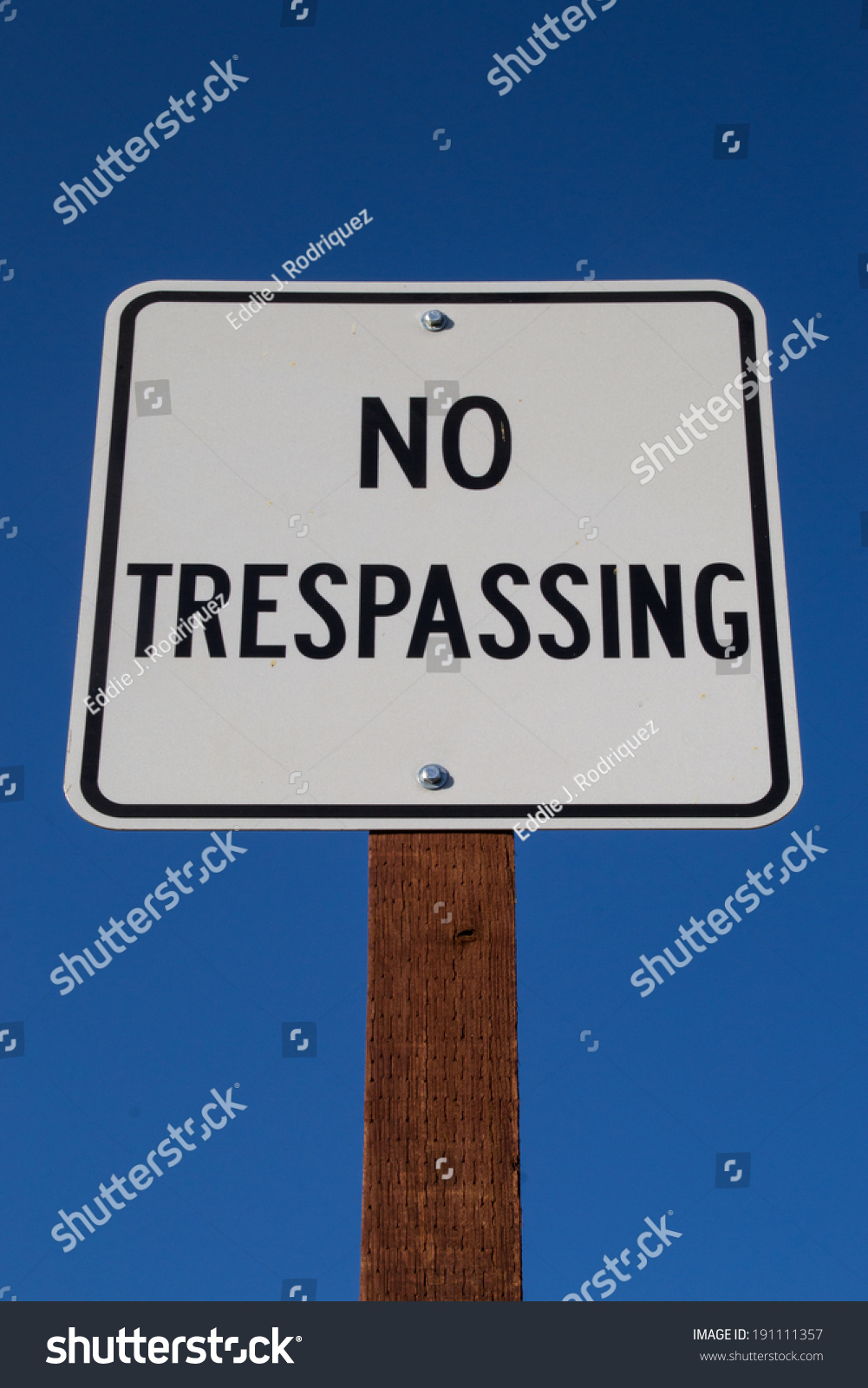 No Trespassing Sign California Sun Stock Photo 191111357 - Shutterstock