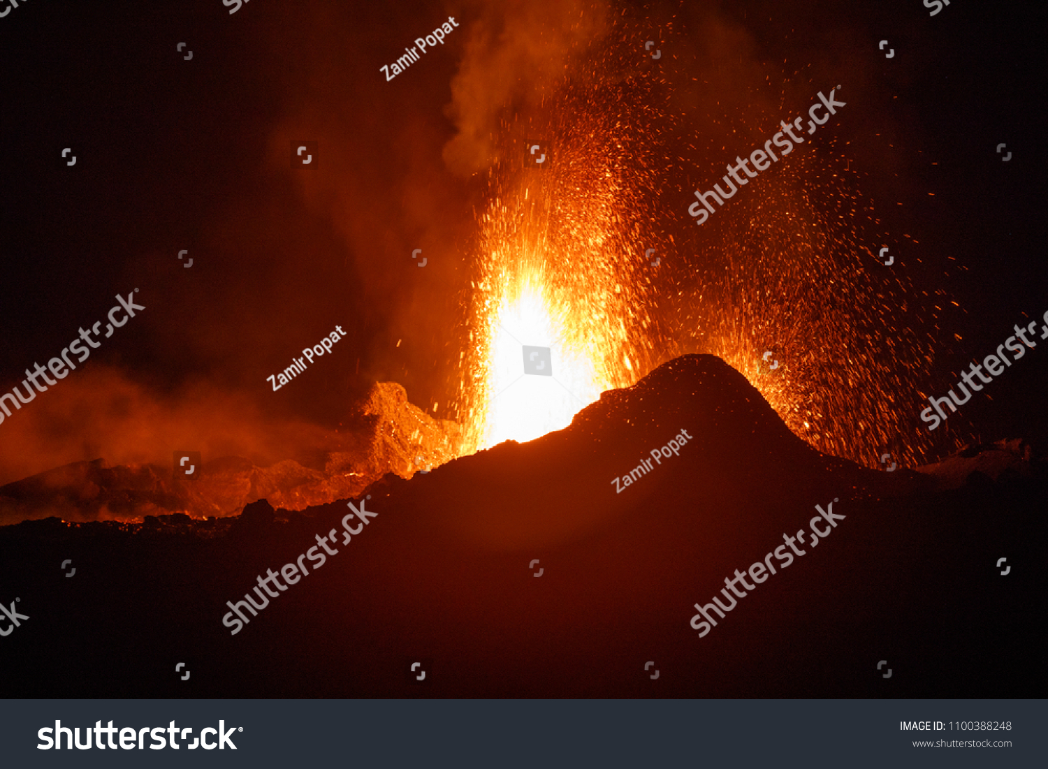 レユニオン島での噴火中のピトン ド ラ フルネーズ火山 の写真素材 今すぐ編集