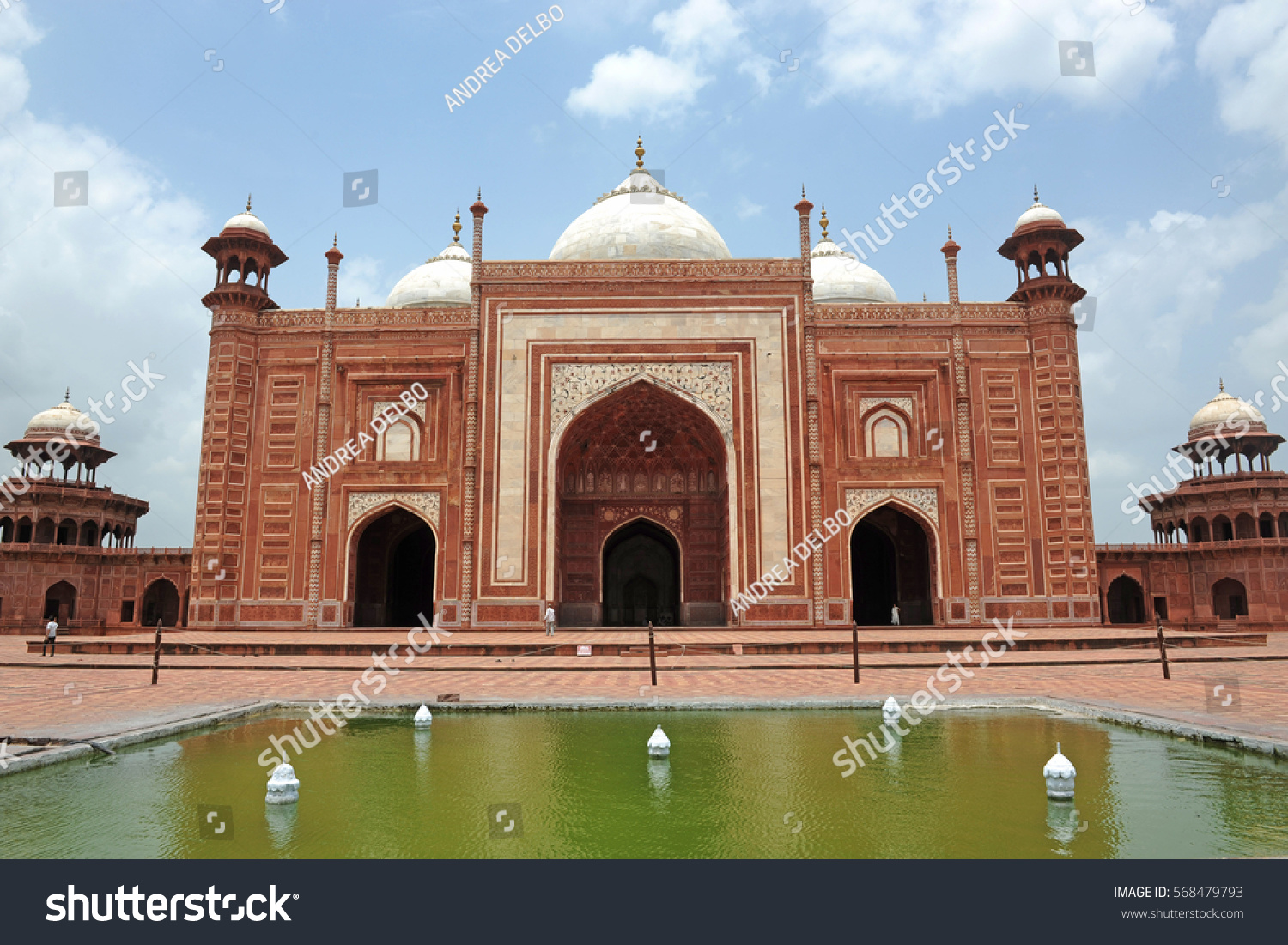 Taj mahal location in agra