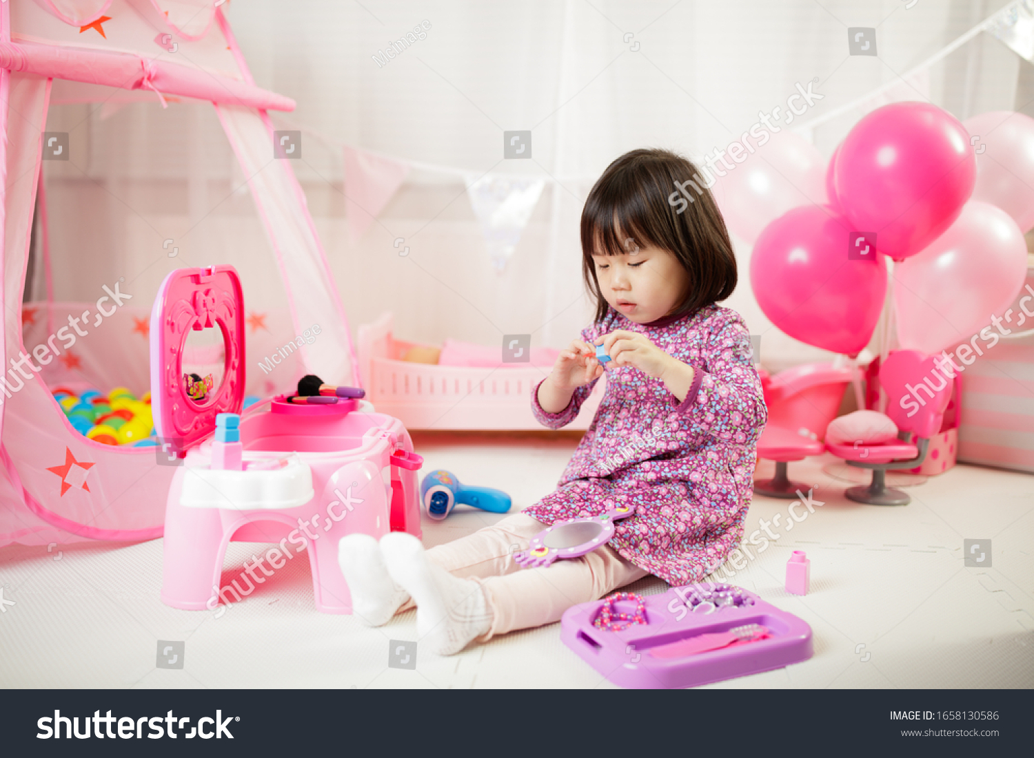 toddler girl pretend play