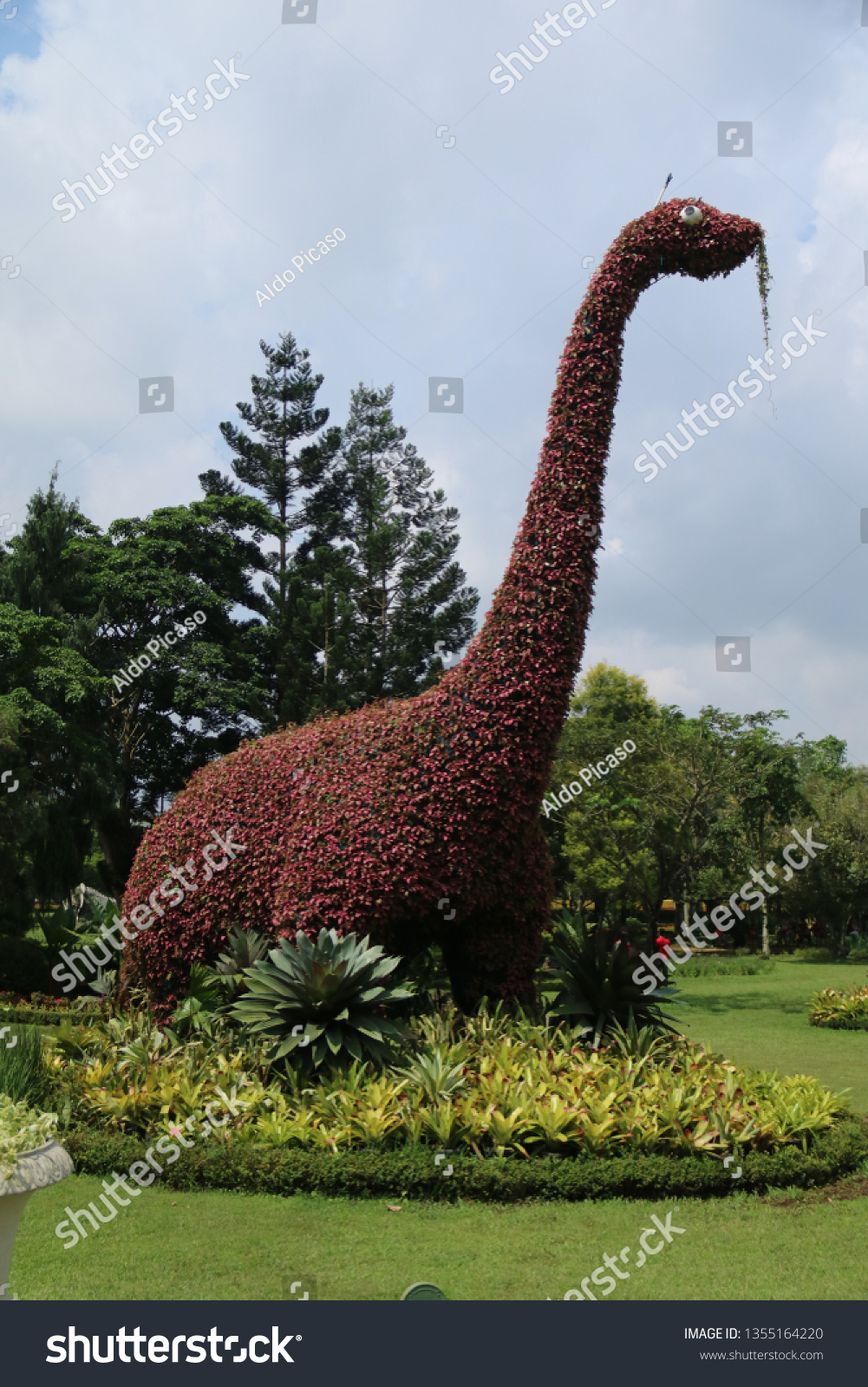 betale sig Lab Grisling Topiary Art Plant Shapped Like Dinosaur Stock Photo (Edit Now) 1355164220