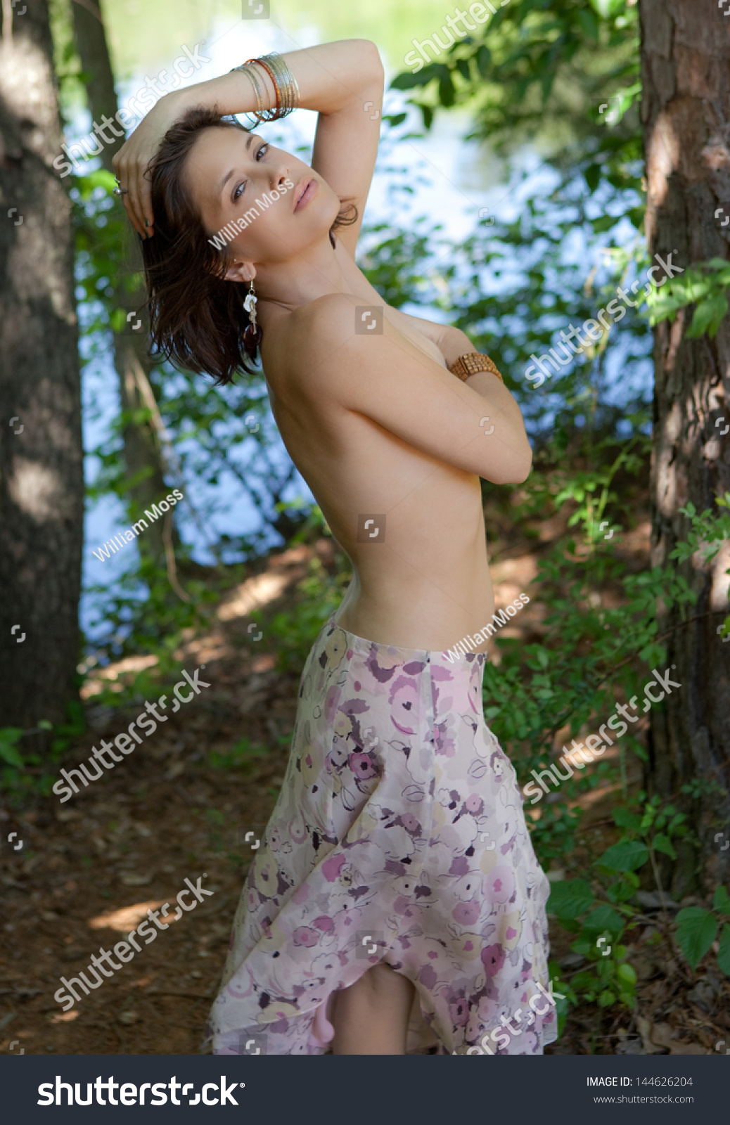 Skuldre på skuldrene værst vurdere Topless Hippie Woman Nature Stock Photo (Edit Now) 144626204