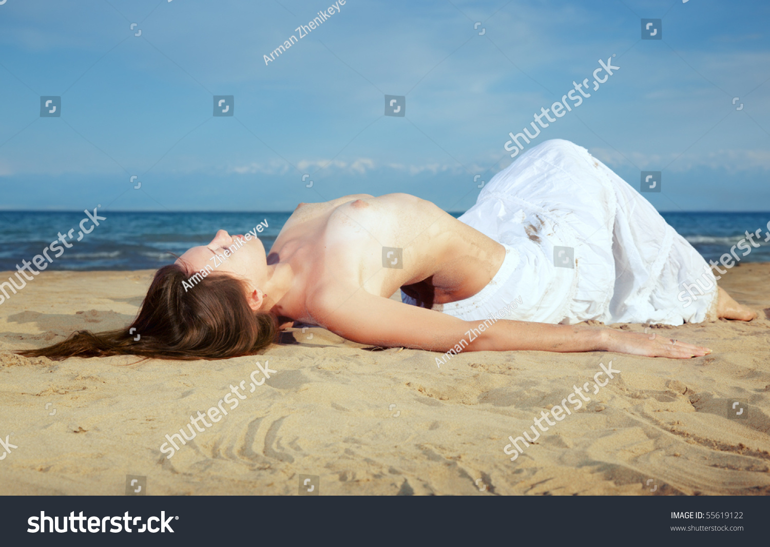 Beach beauties hang out naked below the sun
