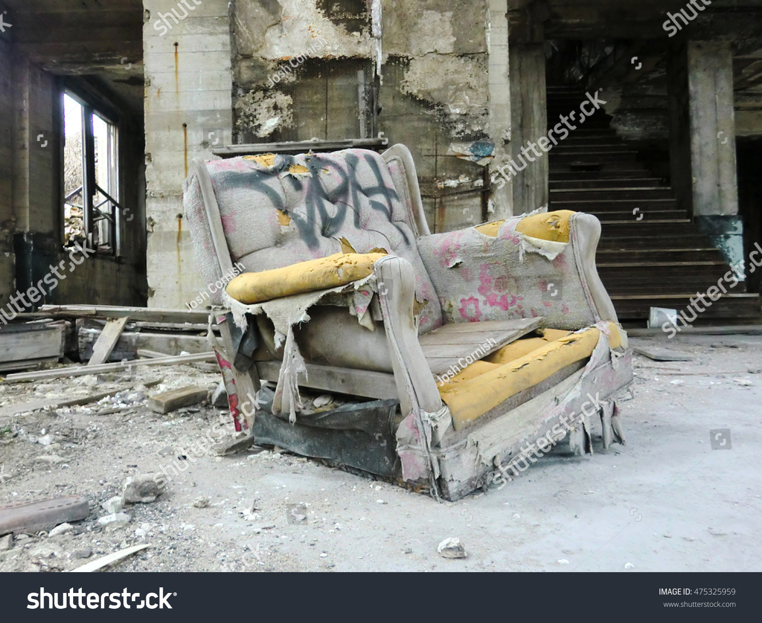 Totally Destroyed Old Plush Chair Foam Stockfoto Jetzt Bearbeiten