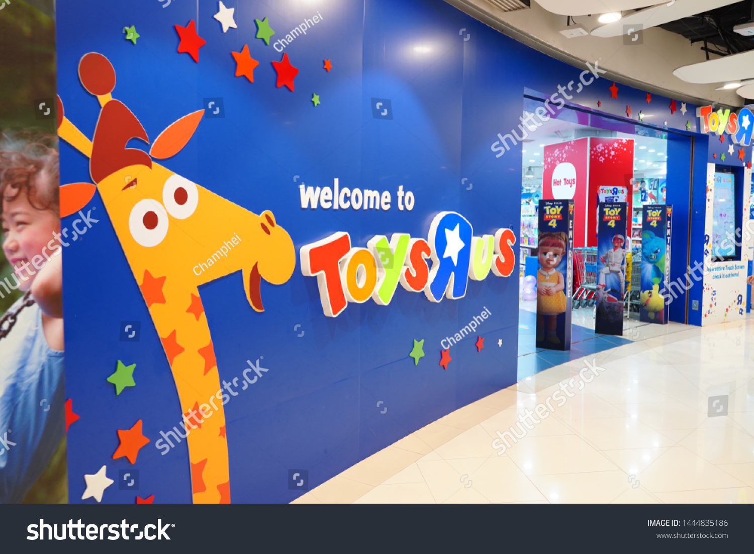 toys r us central world