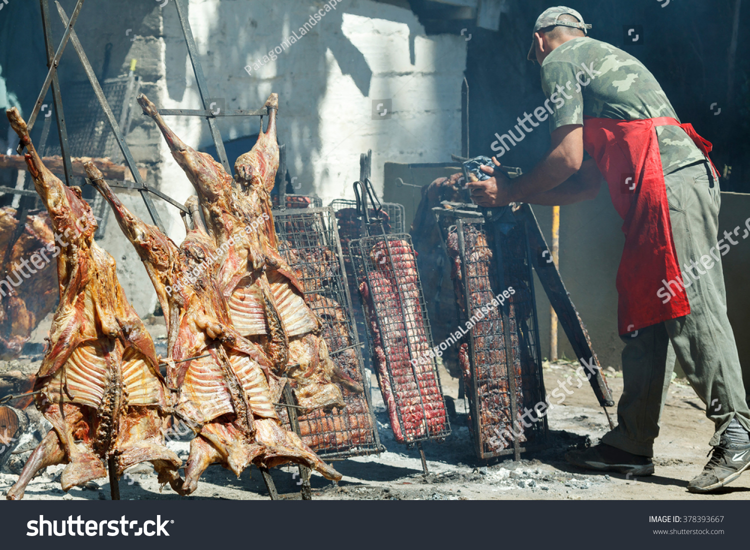 アルゼンチンの伝統的なアサドの焼いたラム肉 アルゼンチン パタゴニア の写真素材 今すぐ編集