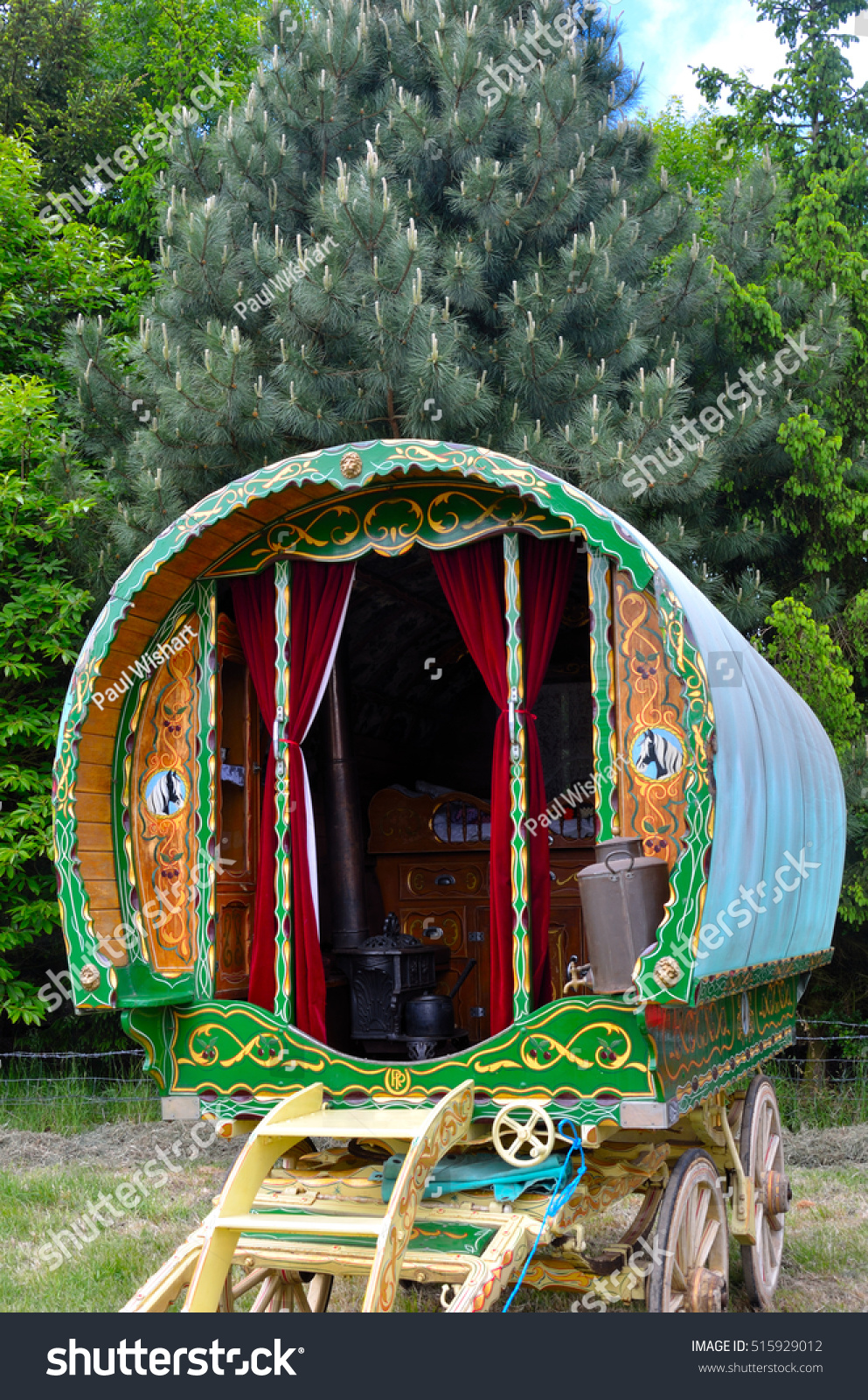 Traditional Romany Caravan Stock Photo 515929012 - Shutterstock