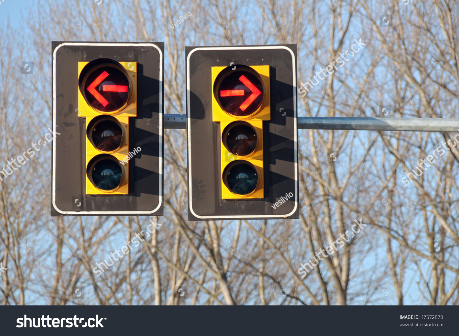 stock-photo-traffic-lights-with-red-arrow-to-ban-both-left-and-right-turn-47572870.jpg
