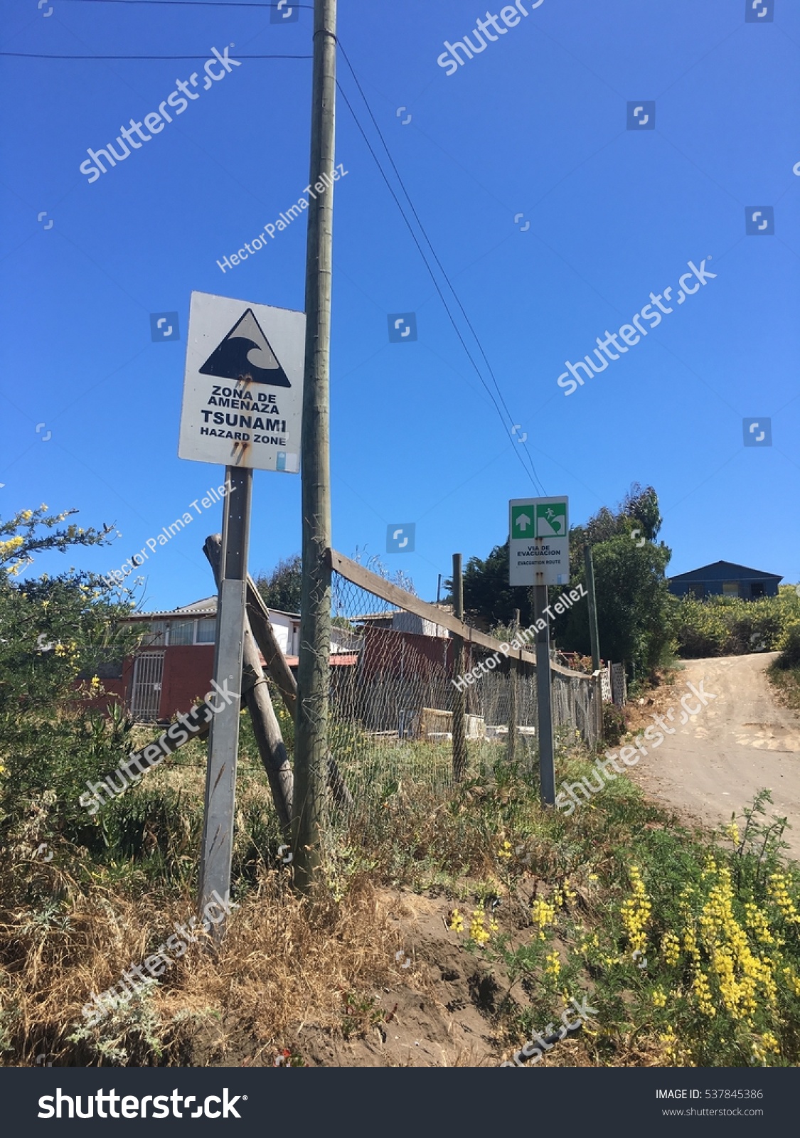 Tsunami Warning Signs Near Pupuya Beach Stock Photo Edit Now 537845386