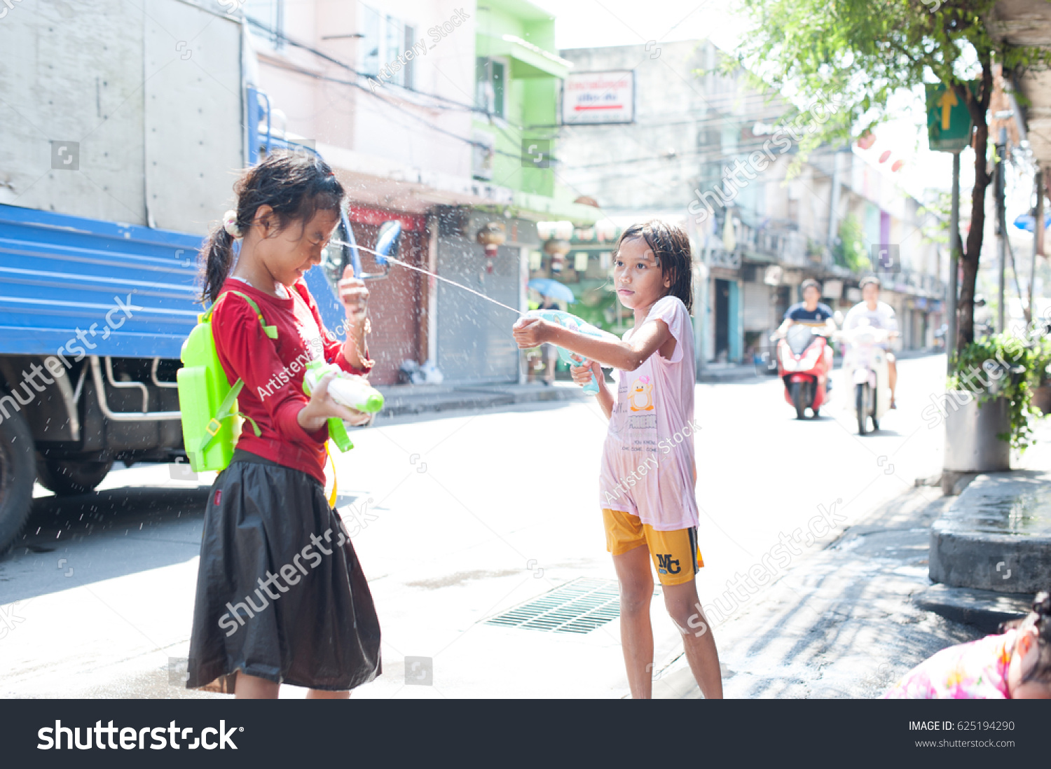 Two Children Water Gun Splashing Water Stock Photo 625194290 | Shutterstock