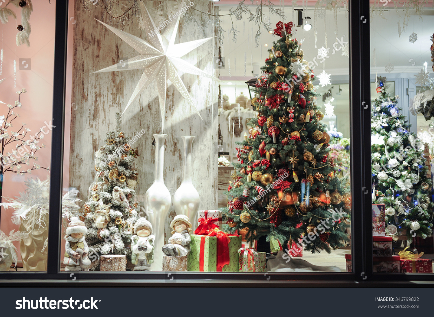 39,971 Christmas decorated shop Images, Stock Photos & Vectors ...