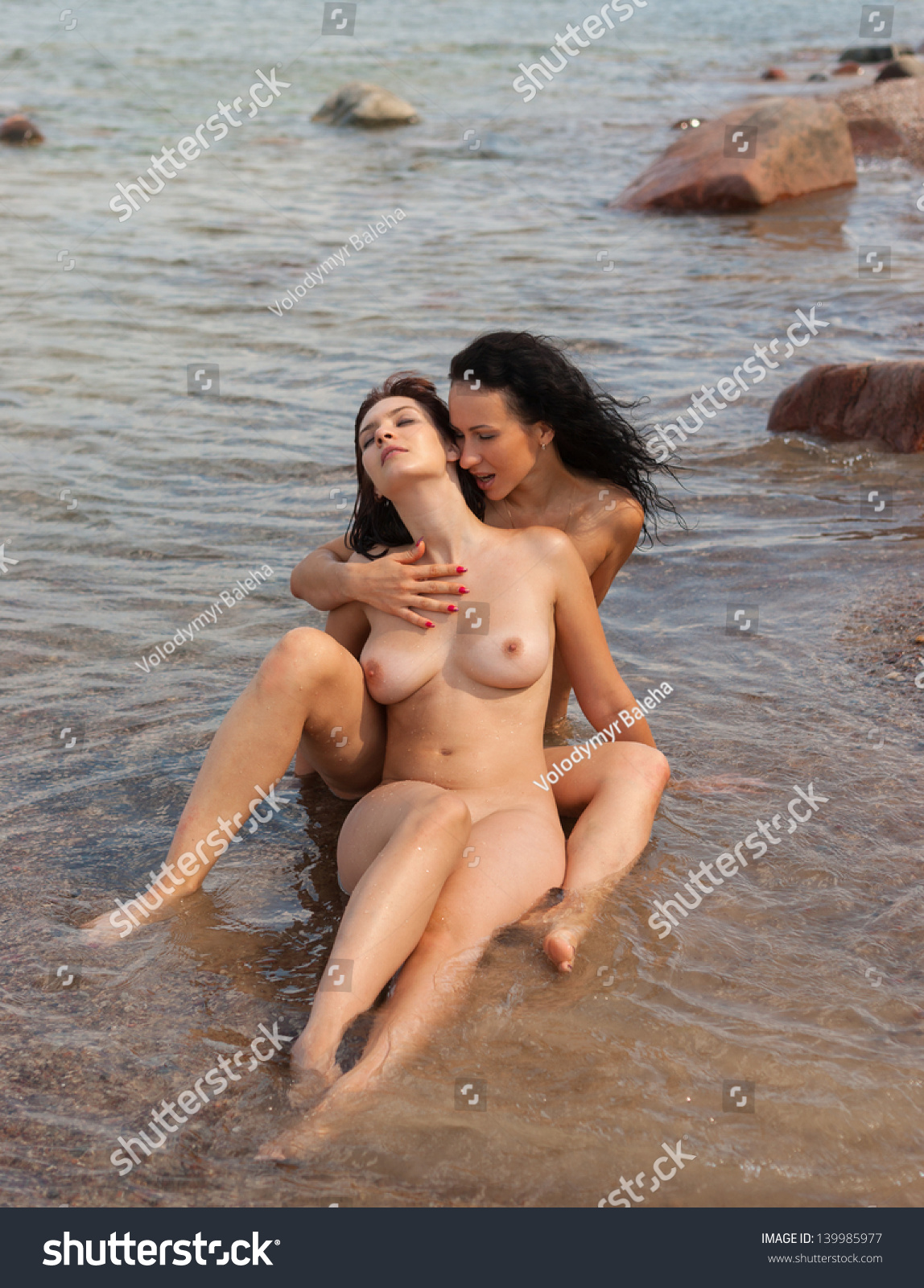 Naked women at the beach pics