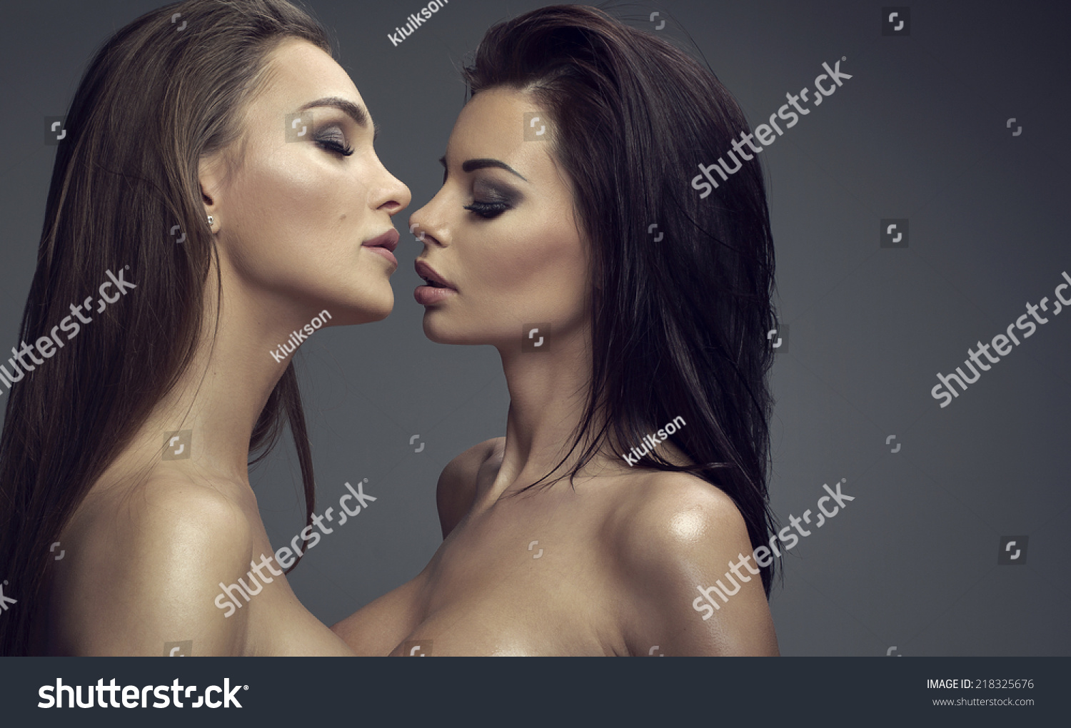 Hot Women Kissing Eachother