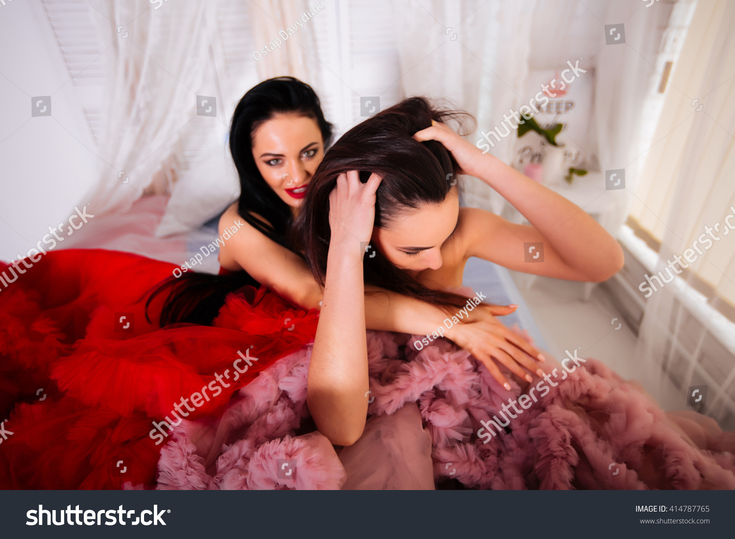Sexy girls kissing sexy girls