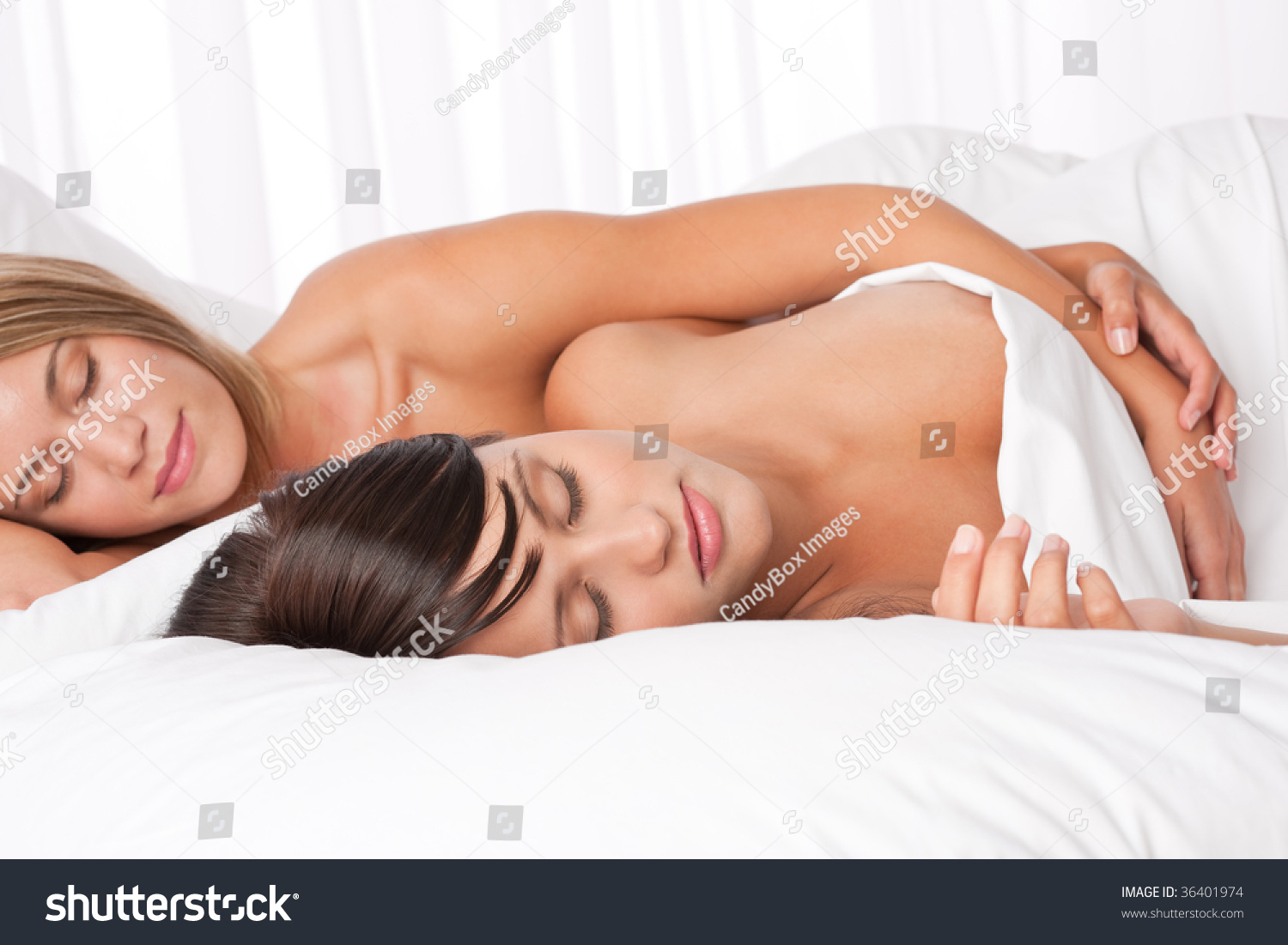 naked sleeping vuyeur babes