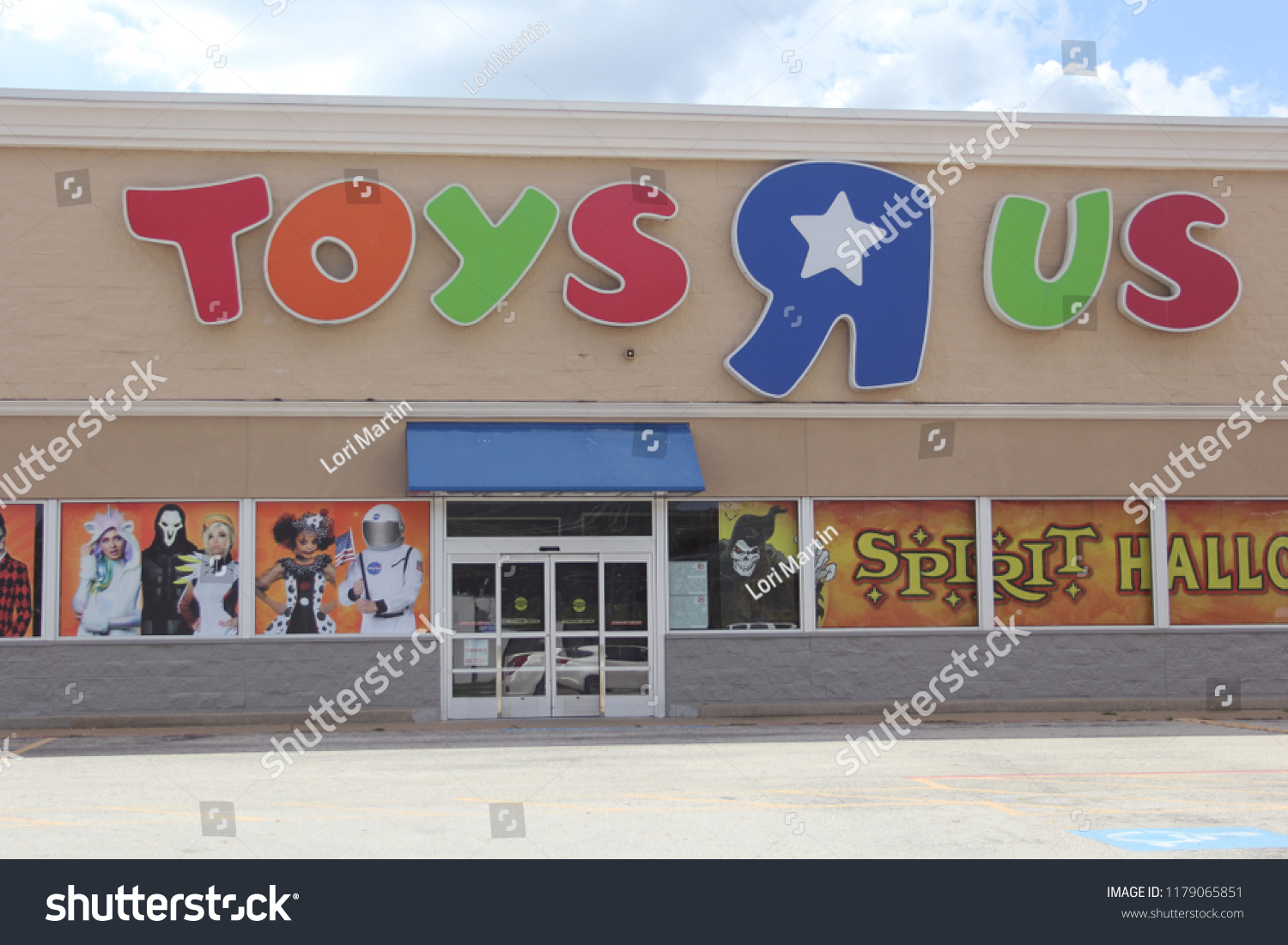 toys r us halloween store