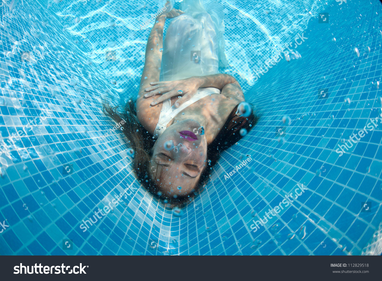 Underwater Girl Swimming Pool の写真素材 今すぐ編集