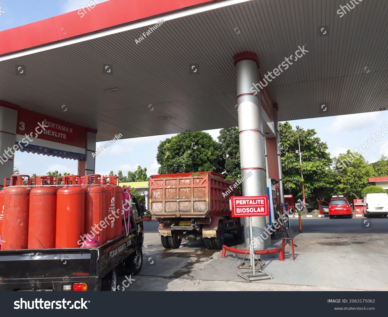 Vehicles Refueling Gas Station Kendaraan Mengisi Stock Photo 2063175062 ...