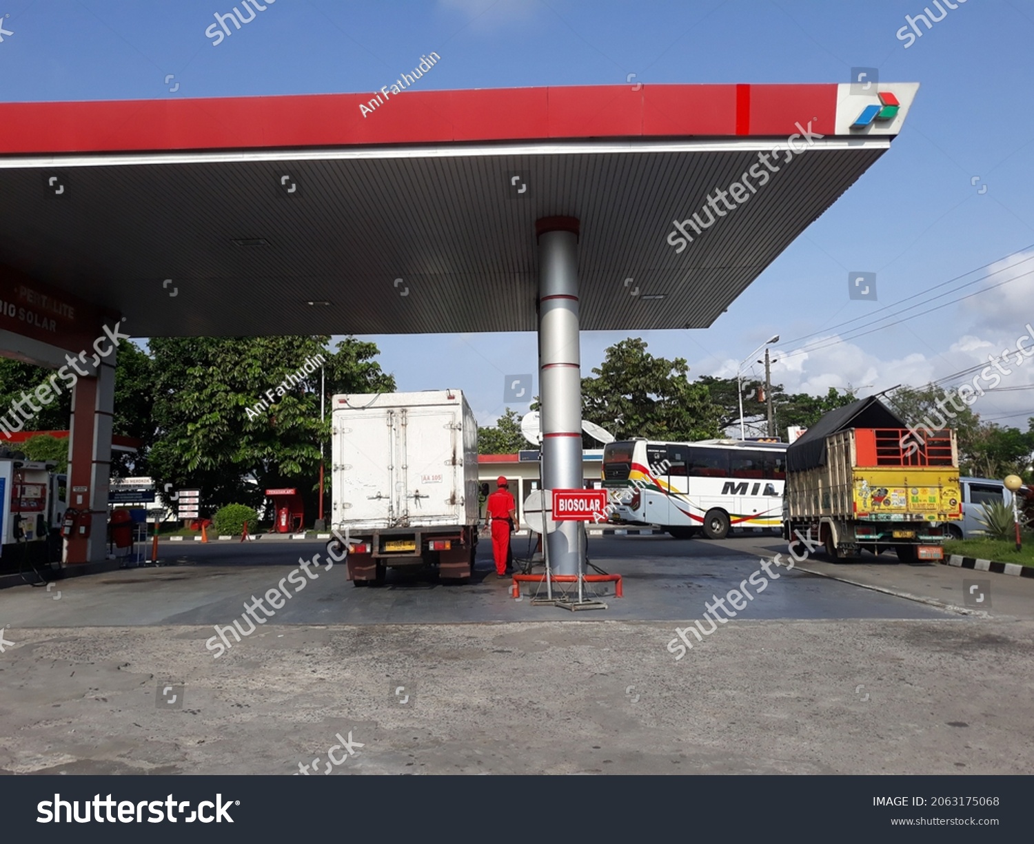 Vehicles Refueling Gas Station Kendaraan Mengisi Stock Photo 2063175068 