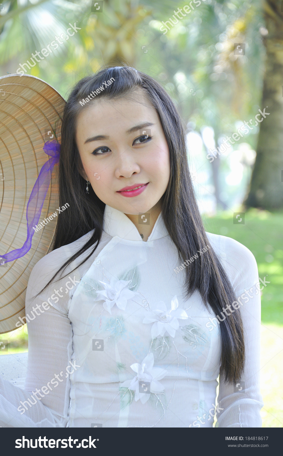 Vietnamese Girl Wear White Ao Dai Stock Photo 184818617 - Shutterstock