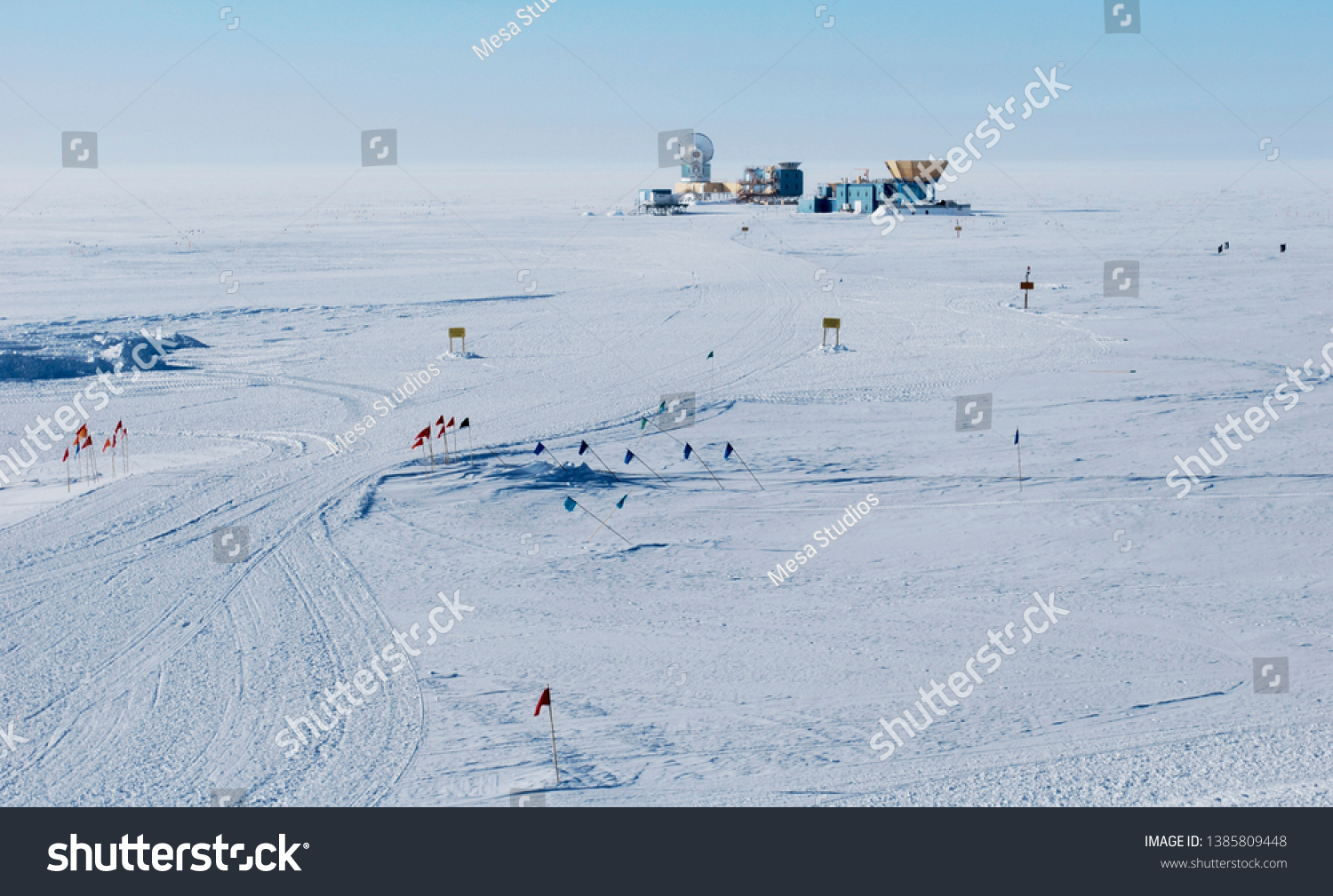 南極のアンムンセン スコット南極駅から飛行場を横切る望遠鏡の眺め の写真素材 今すぐ編集