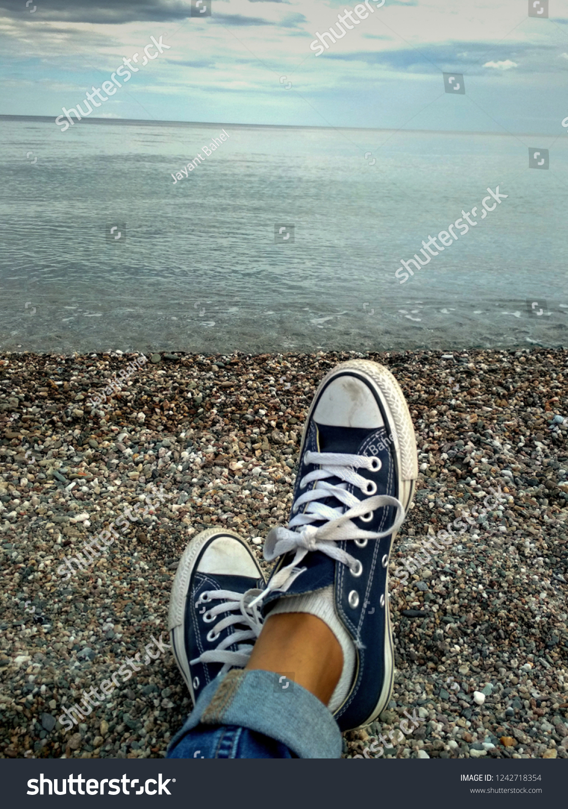 girl wearing converse shoes