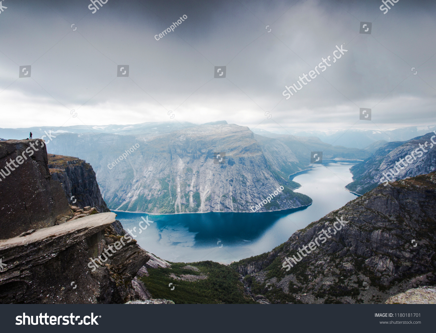 トロルトゥンガの崖と山の間の湖 美しい風景 自然の美しさ 地上の楽園 晴れた日 ノルウェーのオッダ 曇った日 の写真素材 今すぐ編集