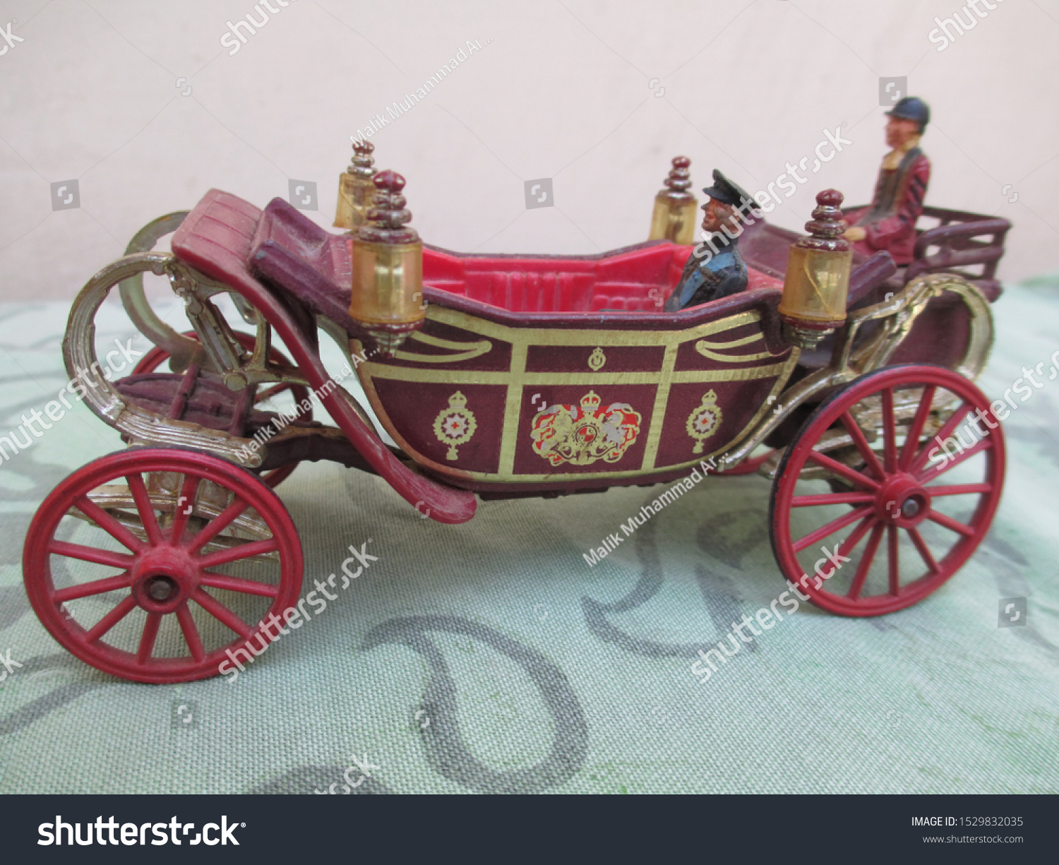 royal horse and carriage toy