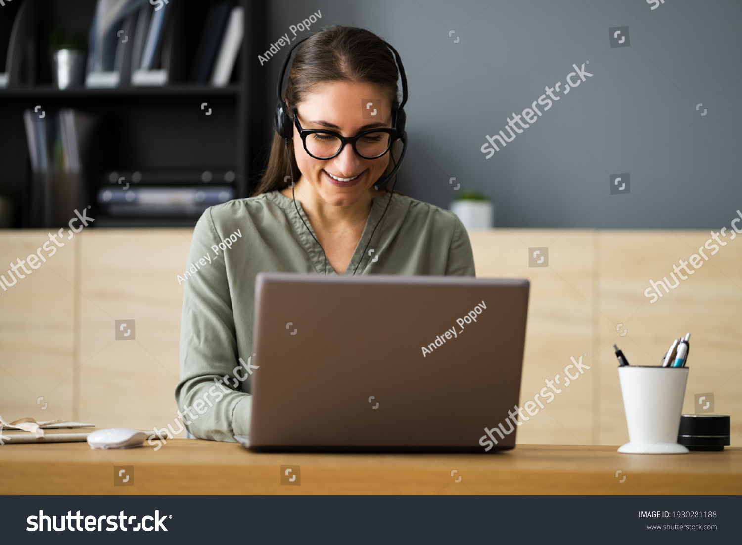 5959515 Working Women Images Stock Photos And Vectors Shutterstock