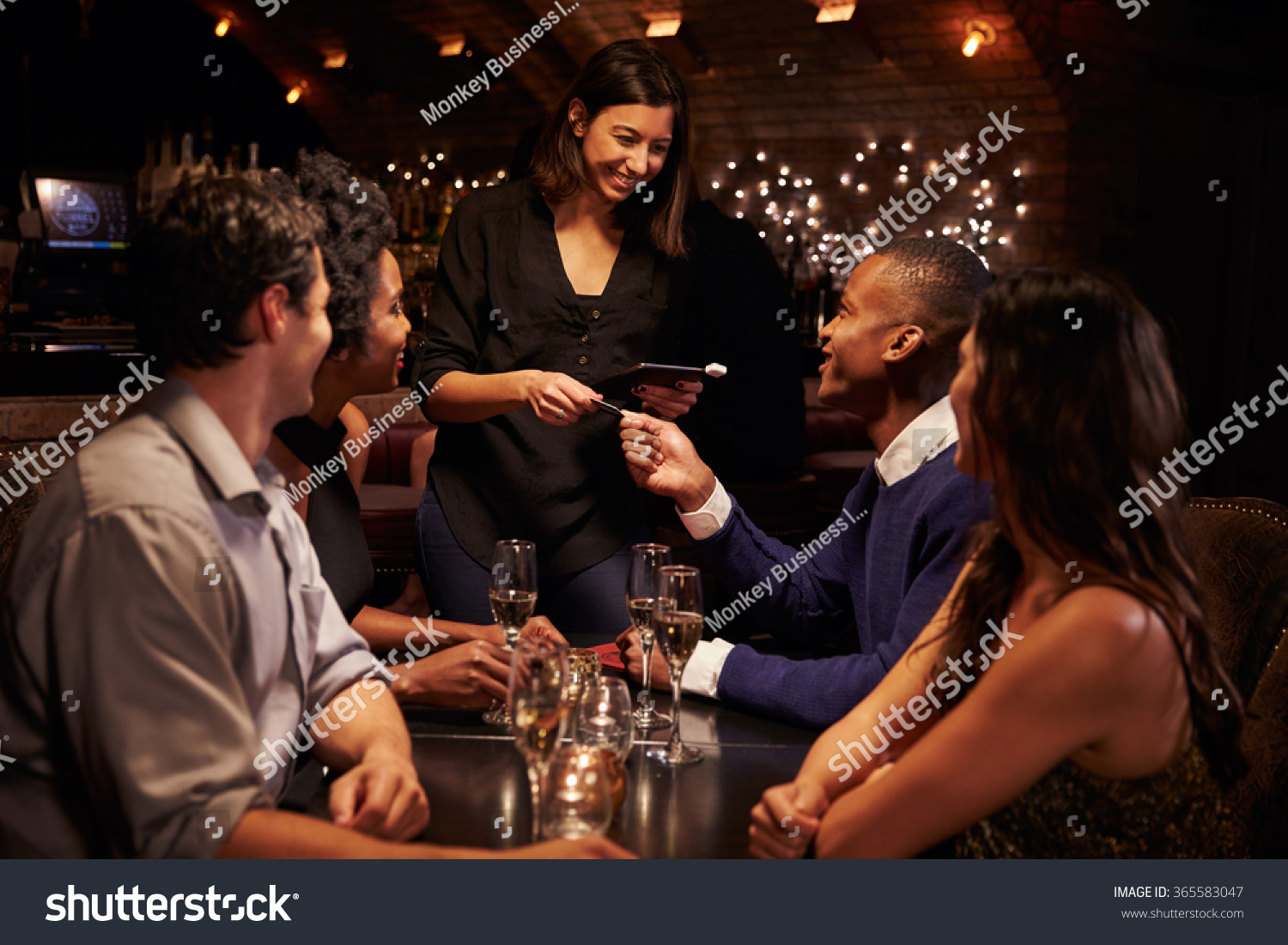 295 Paying bill restaurant friends Images, Stock Photos & Vectors ...