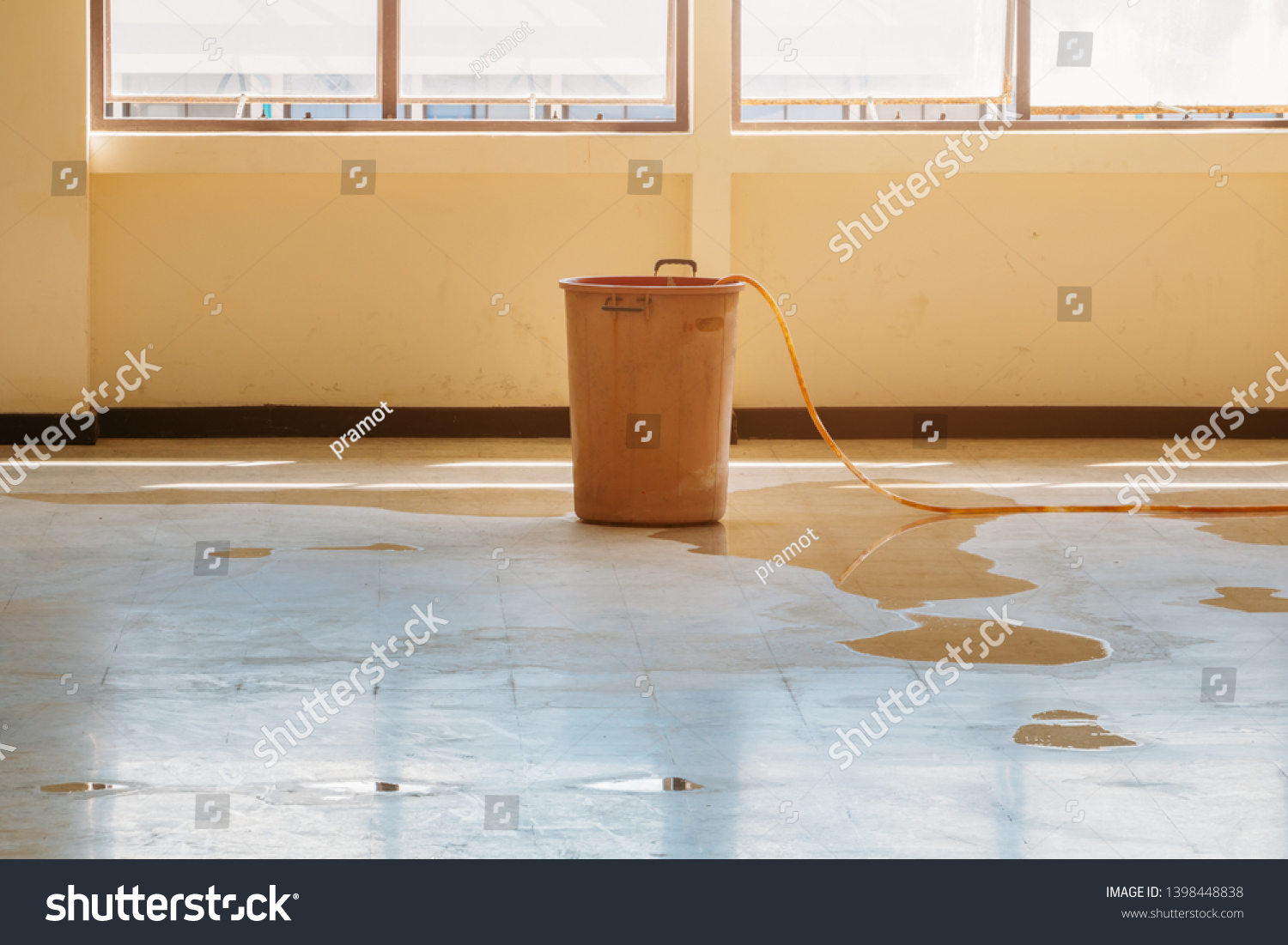 Water Leak Drop Interior Office Building Foto De Stock Editar Ahora