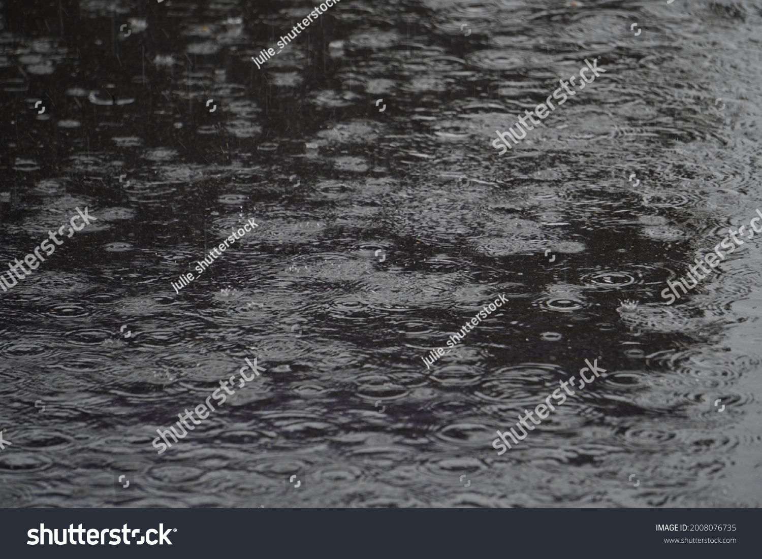 166 Heavy rain pouring down on ground Images, Stock Photos & Vectors ...