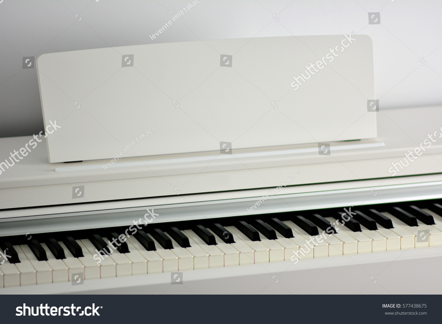 White Piano Keys Isolated Side View Foto de stock 577438675 | Shutterstock