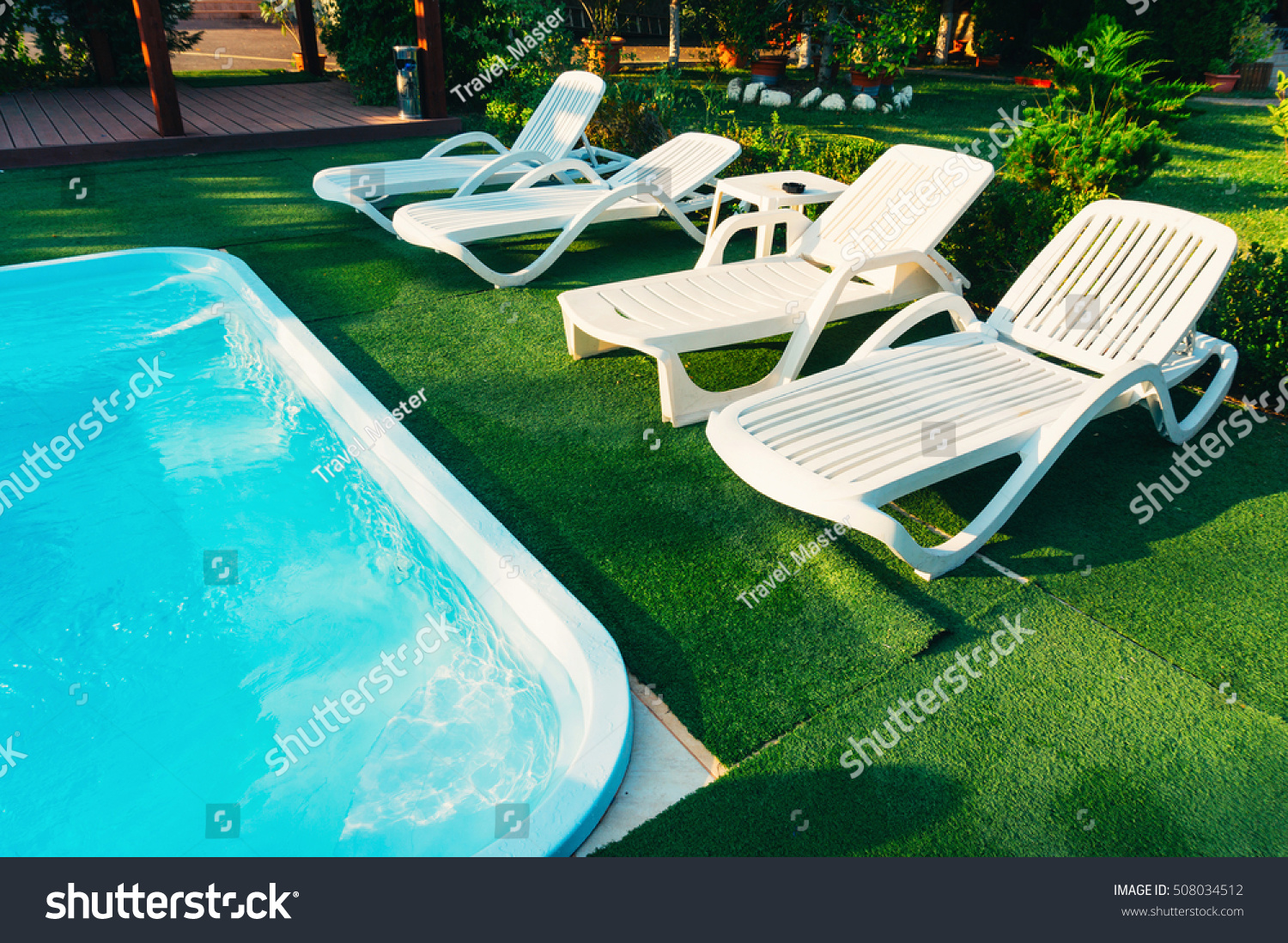 White Plastic Pool Chairs - 30 Awesome Backyard Chair Ideas To Try