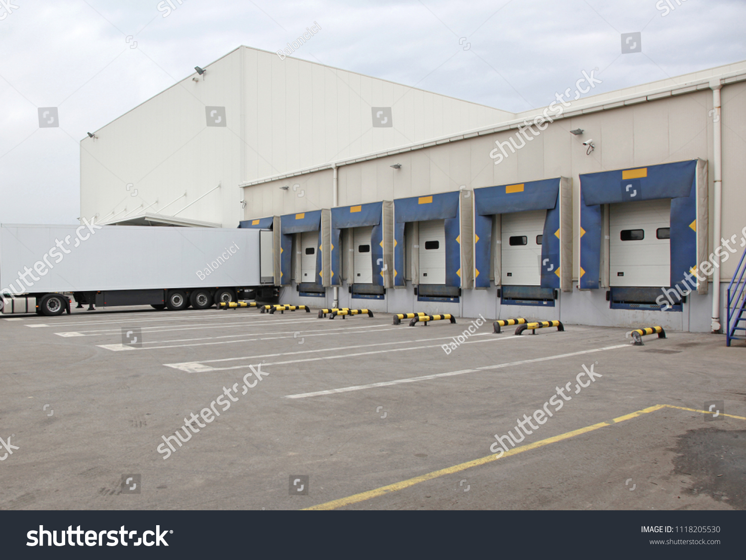 122,132 Industrial loading dock Images, Stock Photos & Vectors ...